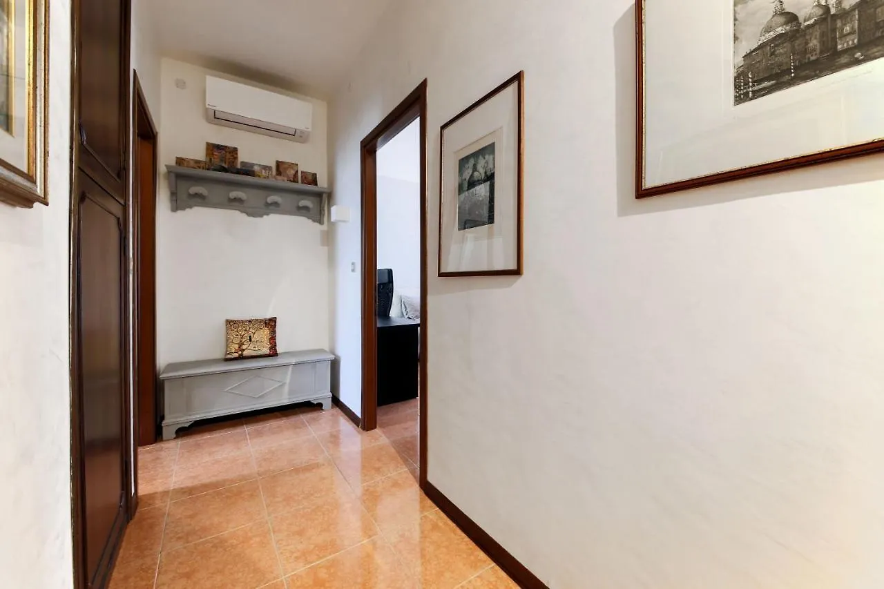 Private Parking - Family Home - 15 Min To Venice Mestre Apartment